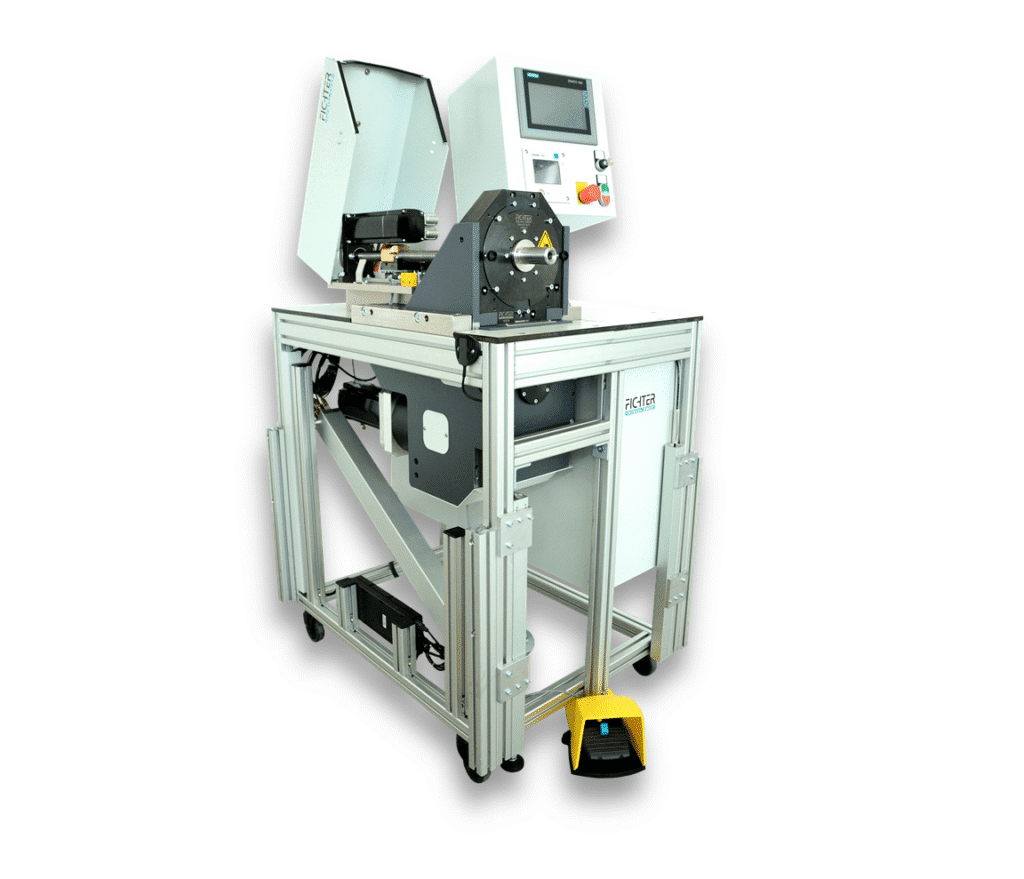 Segmentformer von Fichter Formtec GmbH mit geöffnetem Schutzgehäuse und Bedienfeld – Maschine zur präzisen Bearbeitung von Segmenten