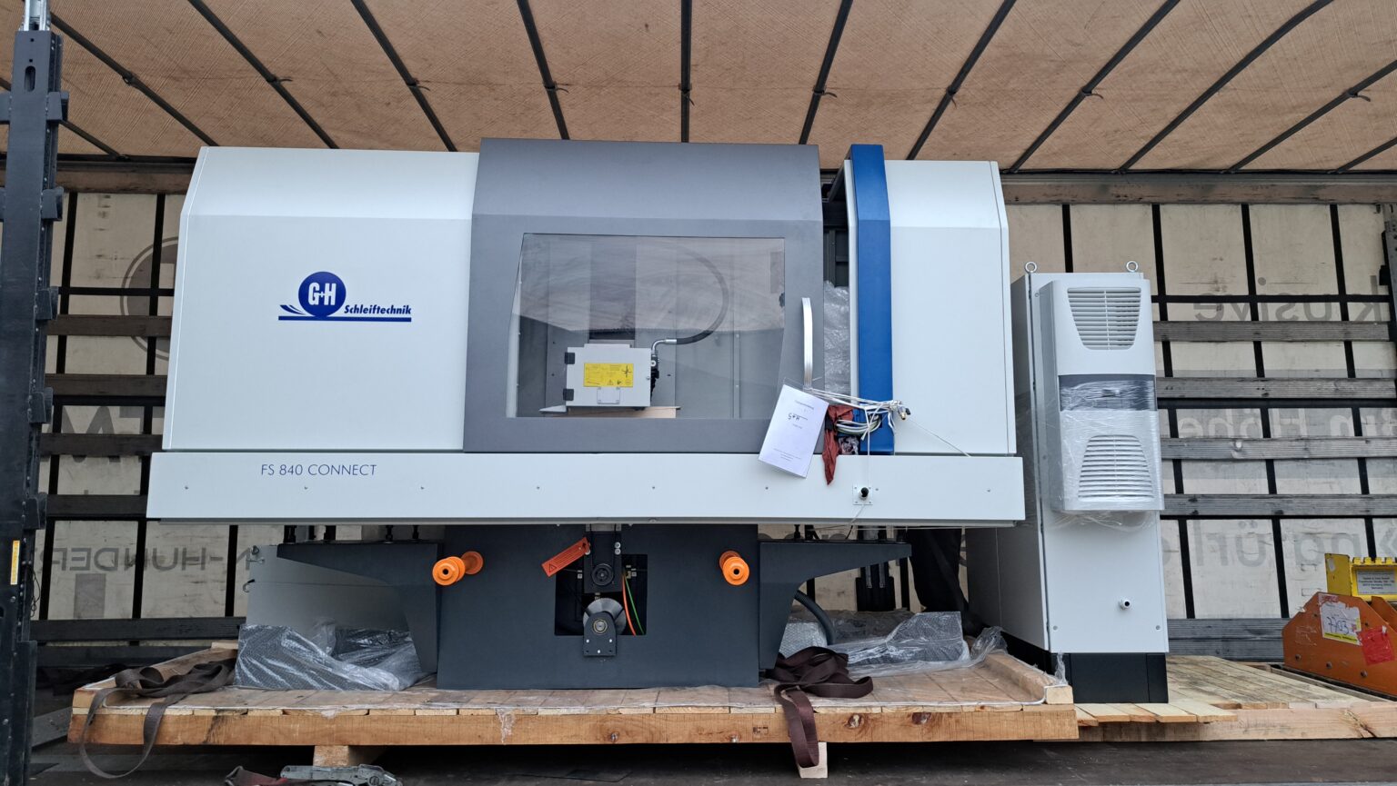 Große industrielle Schleifmaschine FS 840 CONNECT auf einer Palette im Transportfahrzeug