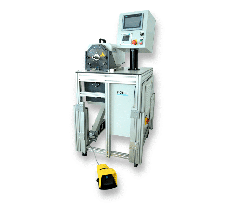 Industriemaschine von Fichter formtec mit Bedienpanel und Fußschalter, freigestellt auf weißem Hintergrund