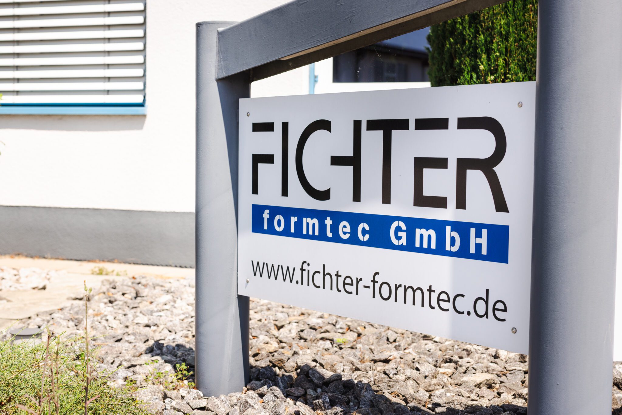 Firmenschild von Fichter formtec GmbH vor dem Firmengebäude