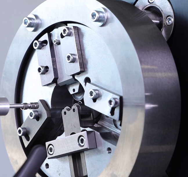 Detailaufnahme des Trennkopfs RS25 von Fichter formtec mit eingespanntem Werkstück