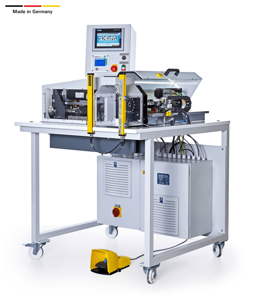 Segmentformer SF25 von Fichter formtec auf höhenverstellbarem Gestell mit Bedienpanel und Sicherheits-Lichtvorhang