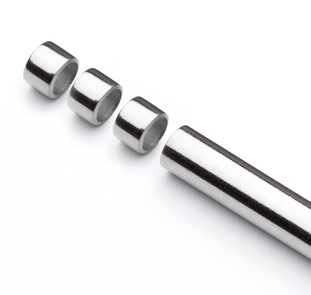 Metallrohr mit drei abgetrennten Segmentstücken als Produktbeispiel für Trenntechnik