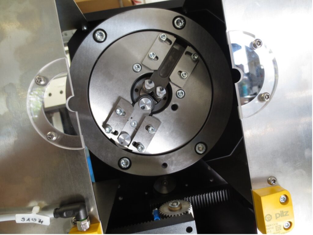 Detailaufnahme eines Segmentformers von Fichter formtec mit geöffnetem Werkzeugbereich und sichtbaren Mechanikteilen