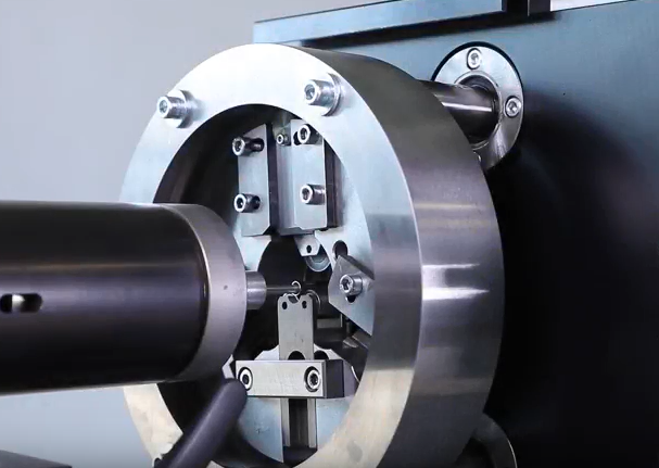 Trennmaschine von Fichter formtec beim spanlosen Trennen eines Werkstücks