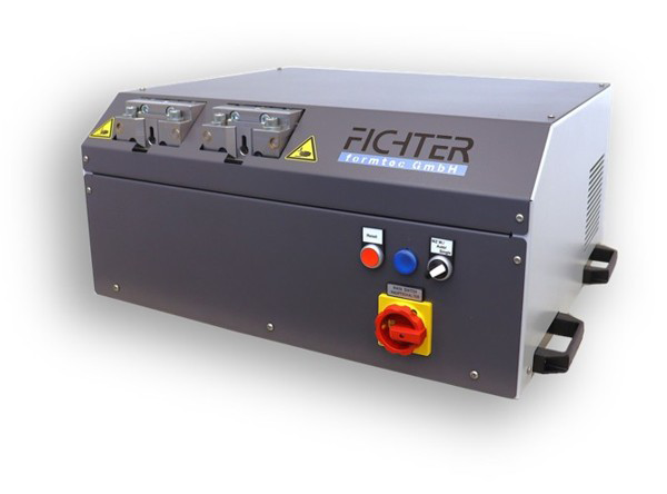 Bördelmaschine von Fichter formtec mit Bedienfeld und Logo, freigestellt auf weißem Hintergrund