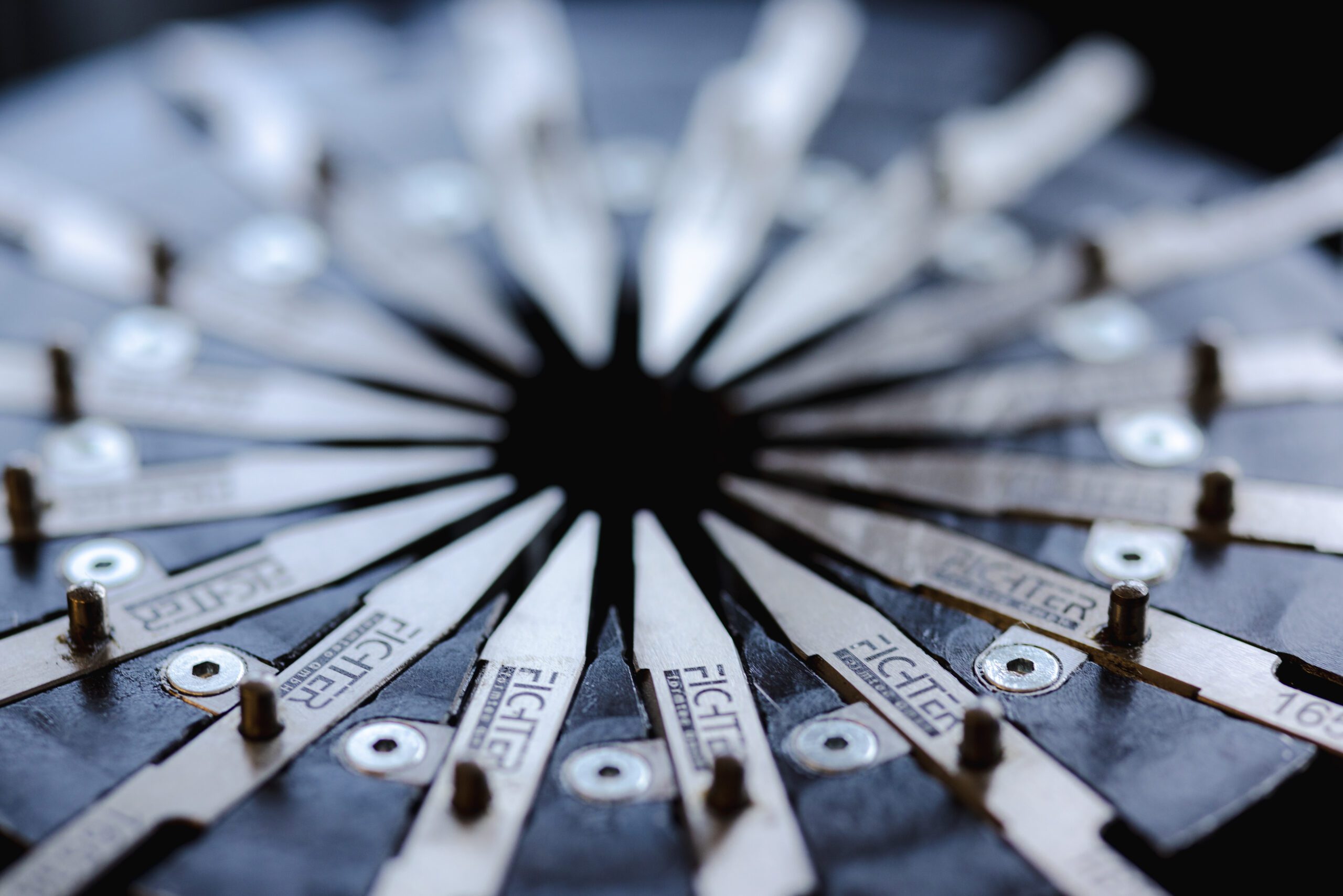 Detailaufnahme eines Segmentformers mit mehreren Werkzeugarmen von Fichter formtec in kreisförmiger Anordnung