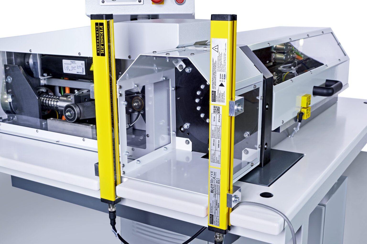 Industriemaschine von Fichter formtec mit gelbem Lichtvorhang als Sicherheitsvorrichtung