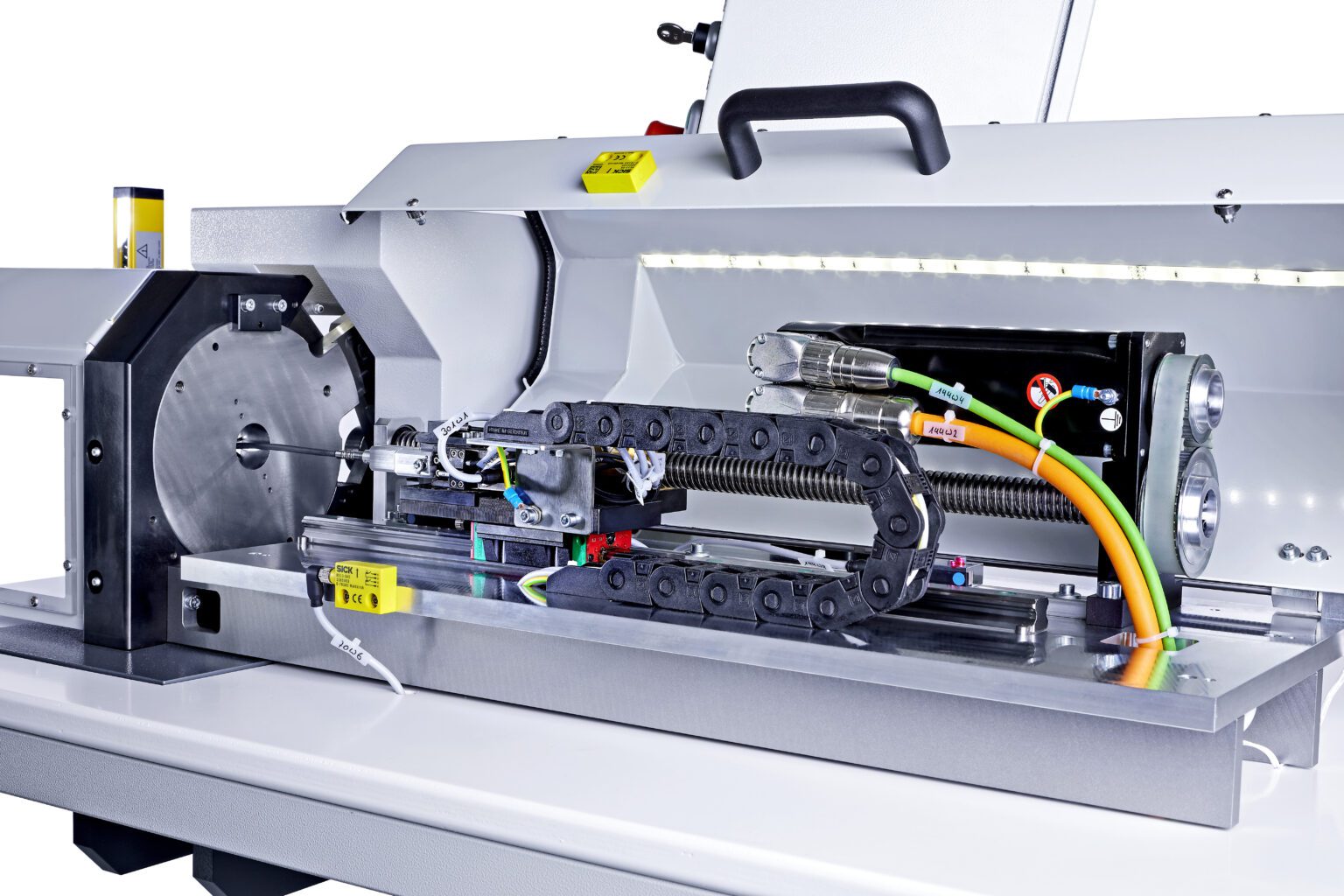 Sonderbauform Maschine von Fichter formtec mit geöffnetem Gehäuse und sichtbaren mechanischen und elektrischen Komponenten