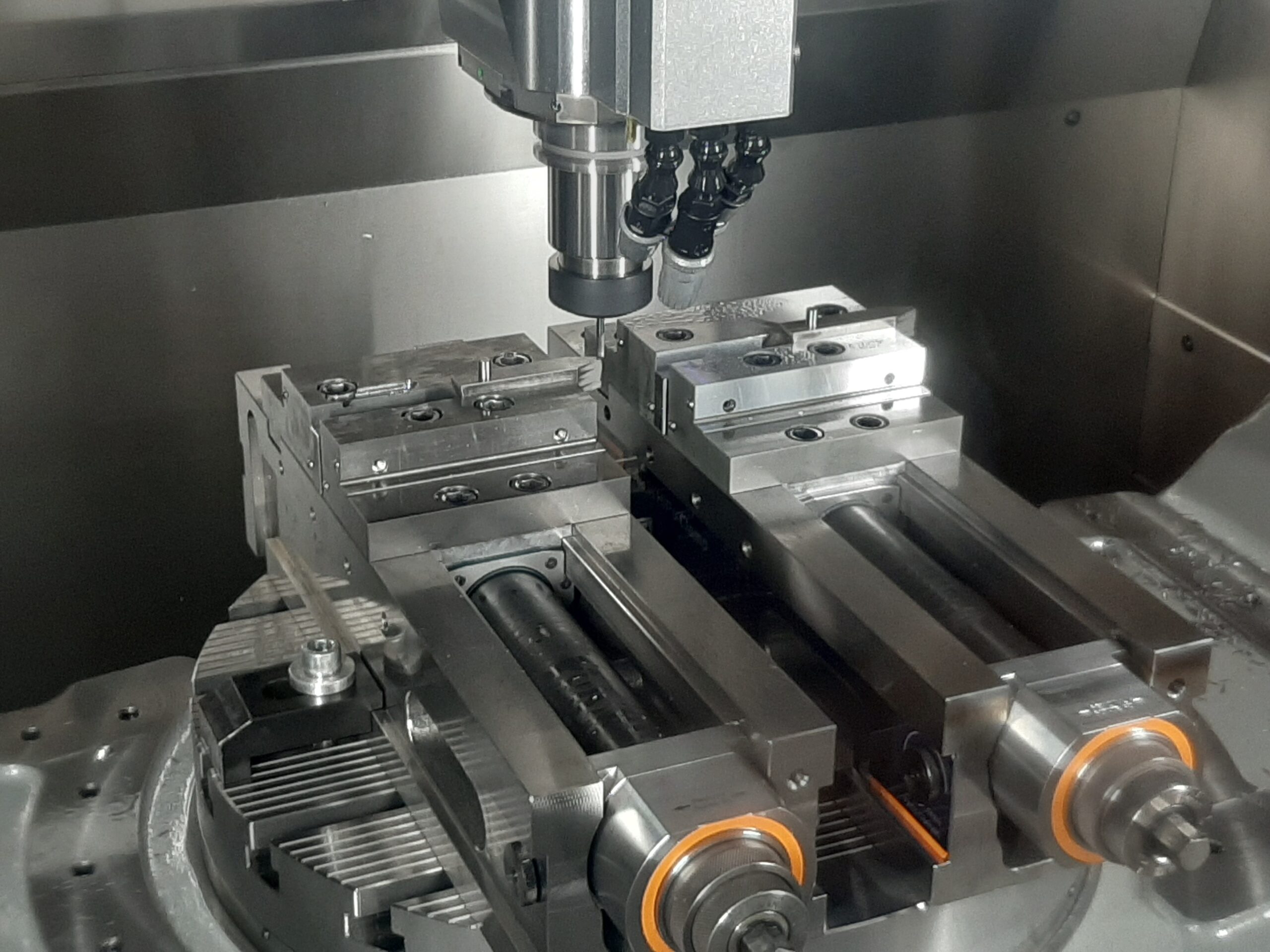 CNC-Fräsmaschine beim Bearbeiten von Formbacken mit hoher Präzision